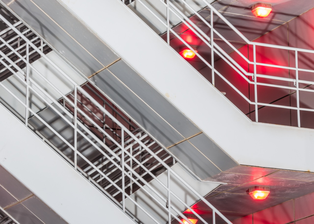 Escadas com luzes vermelhas brilhantes.